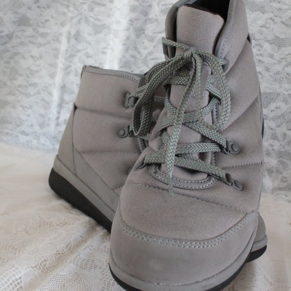 Clarks Cloudsteppers Puffy Sneakers